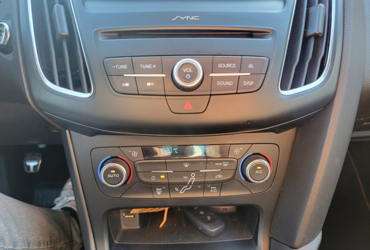 Ford Focus 1.0 EcoBoost 125 ch Stop&Start ST Line Red