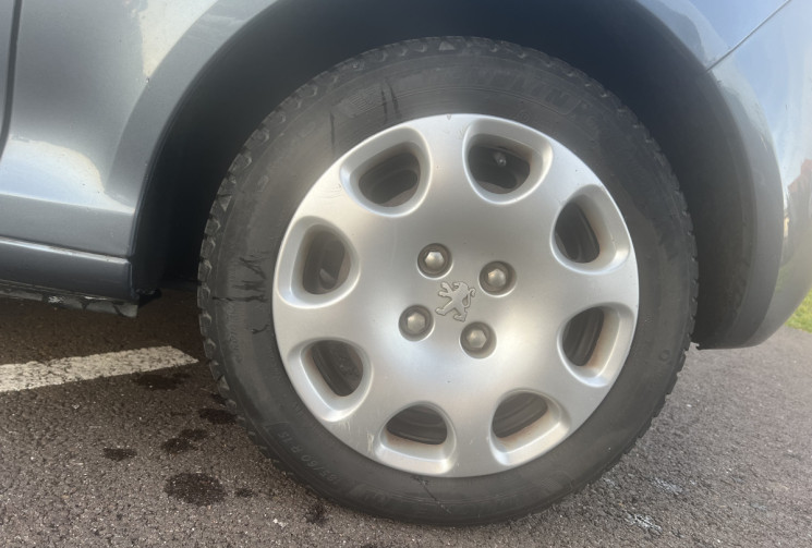 Peugeot 1007 1.4 HDi 70cv  / DISTRI OK