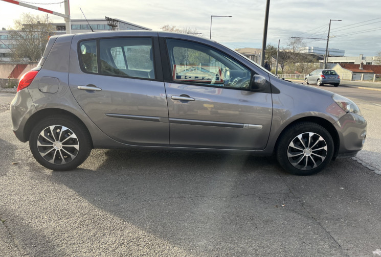 Renault Clio III 5 Portes Phase 2 1.5 dCi eco2 88 cv