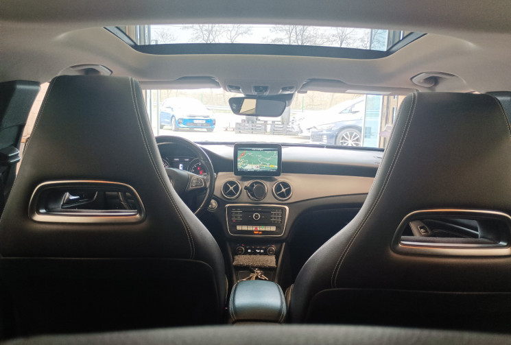 Mercedes GLA 200 SENSATION (X156) Phase 2  1.6 i 16V 7G-DCT 156 cv Boîte auto