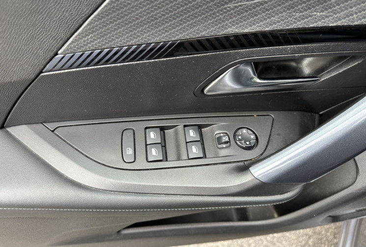 Peugeot 2008 Allure 1.5 BlueHDi 130 EAT8 / Carplay / i Cockpit 3D / Camera