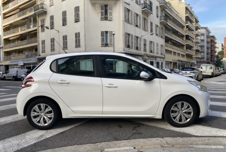 Peugeot 208 1.4 HDI 68 CH BUSINESS 5 PLACES distri ok
