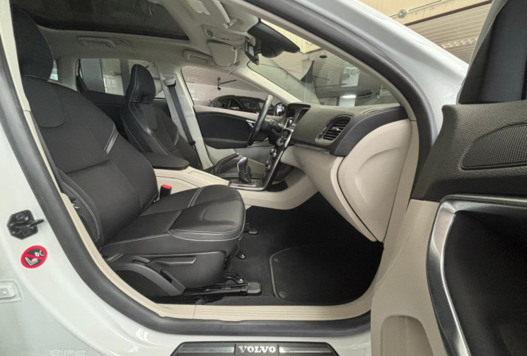 Volvo V40 T3 1.6 ESS 150CV MOMENTUM - TOIT PANORAMIQUE