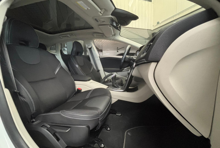 Volvo V40 T3 1.6 ESS 150CV MOMENTUM - TOIT PANORAMIQUE