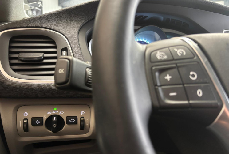 Volvo V40 T3 1.6 ESS 150CV MOMENTUM - TOIT PANORAMIQUE