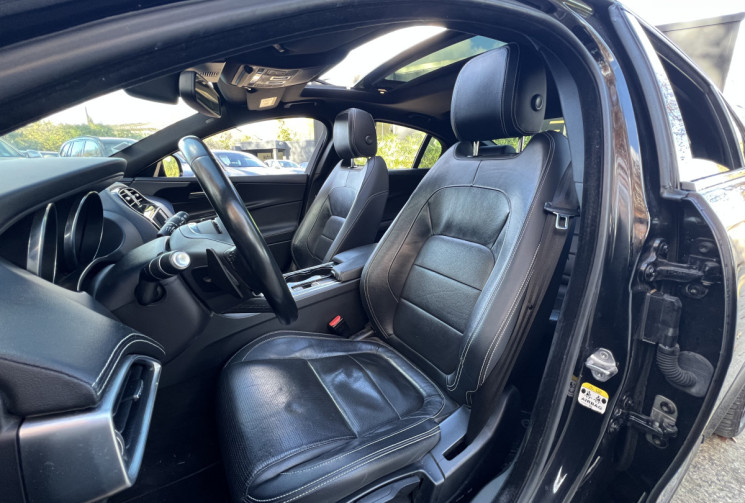 Jaguar XE 2.0 D 180 R-Sport BVA / Toit Ouvrant / Sièges Chauffants / Keyless 