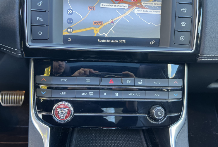 Jaguar XE 2.0 D 180 R-Sport BVA / Toit Ouvrant / Sièges Chauffants / Keyless 