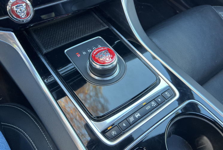 Jaguar XE 2.0 D 180 R-Sport BVA / Toit Ouvrant / Sièges Chauffants / Keyless 