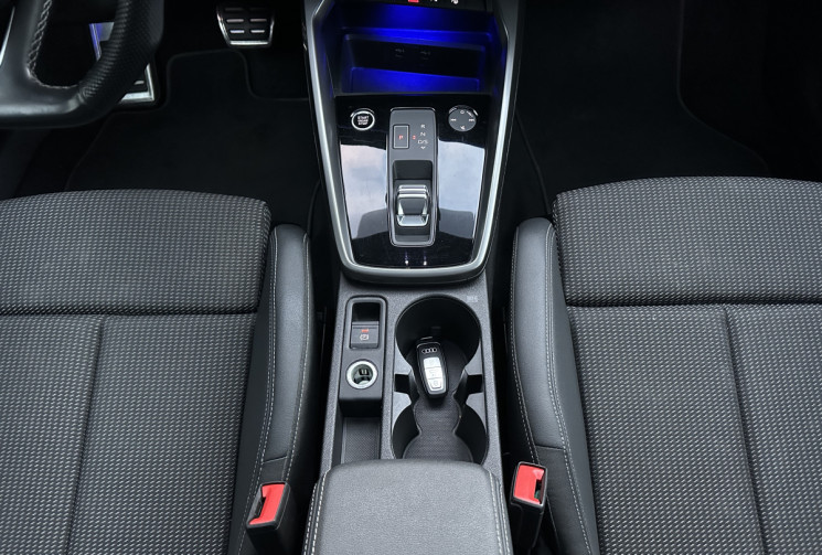 Audi A3 Limousine 30 TFSI 110 ch MH S line S tronic 7 / Entretien 100% AUDI