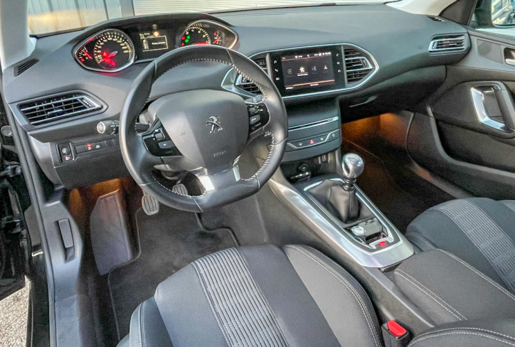 Peugeot 308 1.2 130 ALLURE 1er MAIN KEYLESS CAMERA CARPLAY COURROIE REVISION POUR LA VENTE