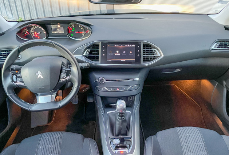 Peugeot 308 1.2 130 ALLURE 1er MAIN KEYLESS CAMERA CARPLAY COURROIE REVISION POUR LA VENTE