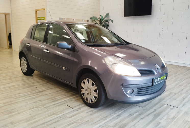 Renault Clio III 5 Portes 1.6 i 16V 111 cv