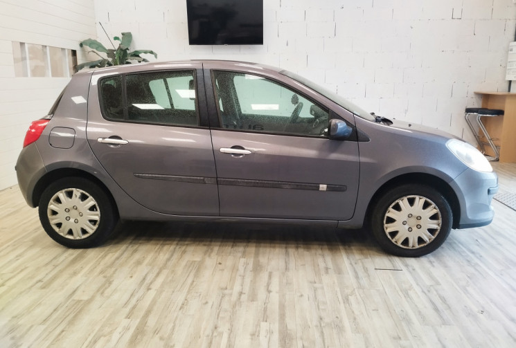 Renault Clio III 5 Portes 1.6 i 16V 111 cv