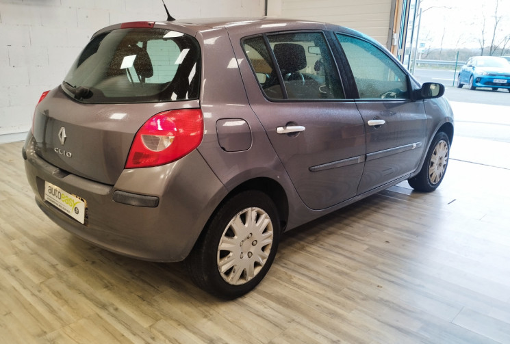 Renault Clio III 5 Portes 1.6 i 16V 111 cv