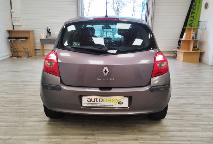 Renault Clio III 5 Portes 1.6 i 16V 111 cv