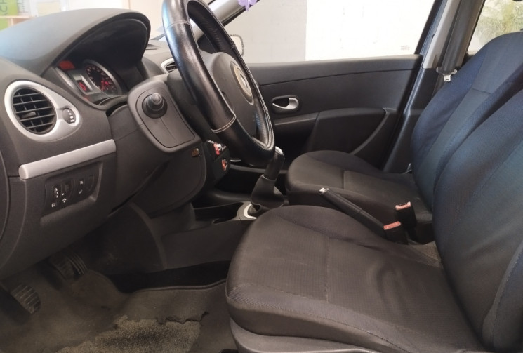 Renault Clio III 5 Portes 1.6 i 16V 111 cv