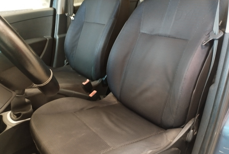 Renault Clio III 5 Portes 1.6 i 16V 111 cv