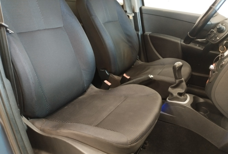 Renault Clio III 5 Portes 1.6 i 16V 111 cv