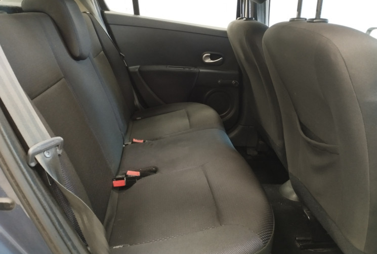 Renault Clio III 5 Portes 1.6 i 16V 111 cv