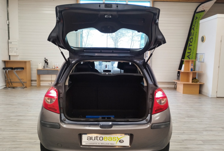 Renault Clio III 5 Portes 1.6 i 16V 111 cv