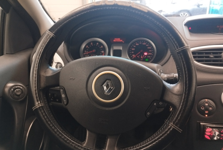 Renault Clio III 5 Portes 1.6 i 16V 111 cv