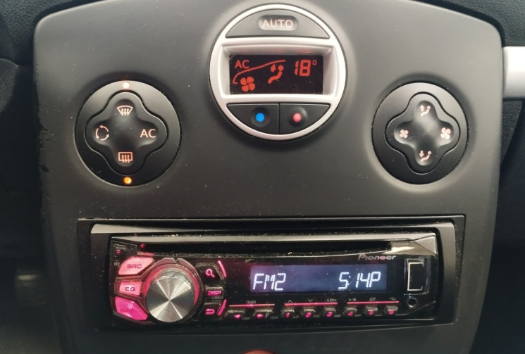 Renault Clio III 5 Portes 1.6 i 16V 111 cv