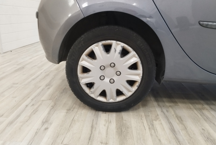 Renault Clio III 5 Portes 1.6 i 16V 111 cv