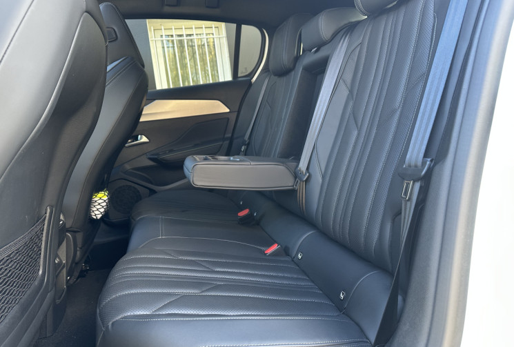 Peugeot 308 GT 1.6 Hybride 225 e-EAT8 / Toit ouvrant / Cuir / Carplay / Lumiere Ambiance