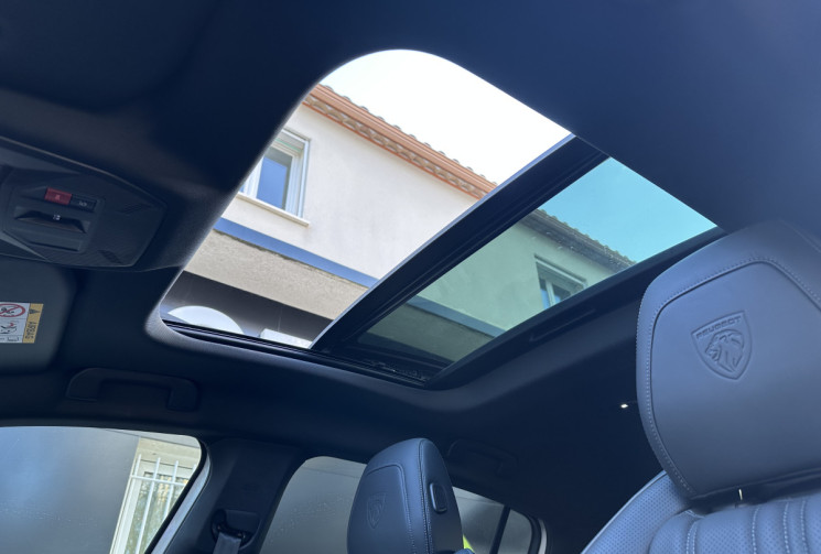 Peugeot 308 GT 1.6 Hybride 225 e-EAT8 / Toit ouvrant / Cuir / Carplay / Lumiere Ambiance
