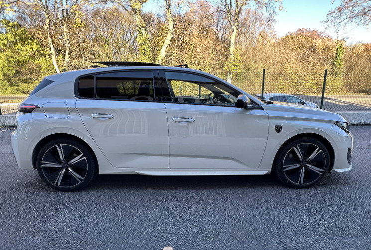 Peugeot 308 GT 1.6 Hybride 225 e-EAT8 / Toit ouvrant / Cuir / Carplay / Lumiere Ambiance