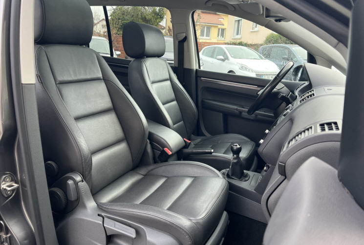 Volkswagen Touran 2.0 TDI FAP 140 CH CARAT BVM6 / 7 PLACES / ATTELAGE