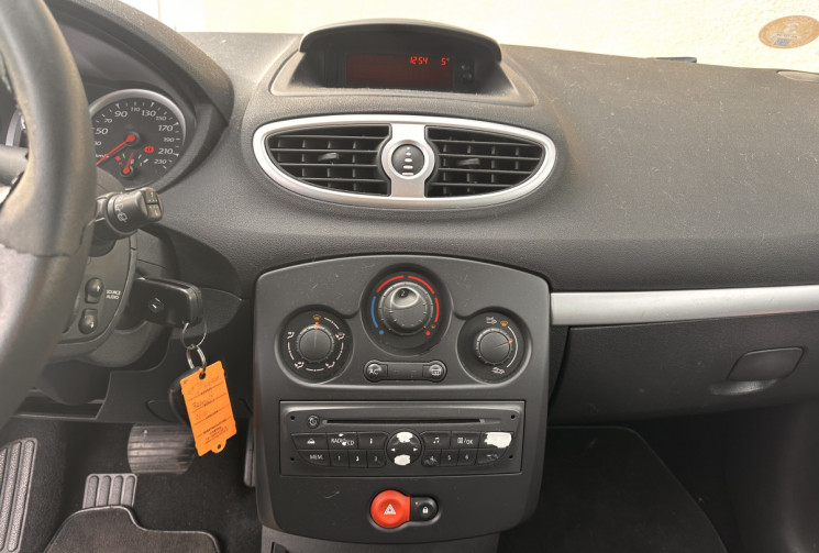 Renault Clio III 5 Portes Phase 2 1.5 dCi Quickshift 86 cv Boîte auto