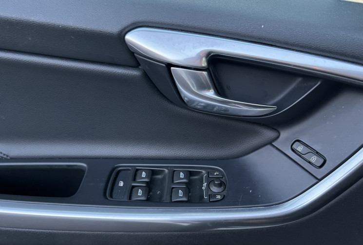 Volvo XC60 D4 2.0 TDi FWD Geartronic 190 cv Boîte auto Momentenum Business