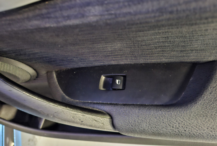 BMW X1 1.8 D 143  X DRIVE BUSINESS  TOIT OUVRANT ATTELAGE GARANTIE 12 MOIS