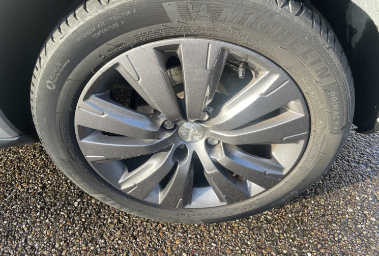 Peugeot 3008 1.6 HDi 115 ch Allure S&S / Toit Pano / Affichage tête haute/ Siège Avd. Rabattable