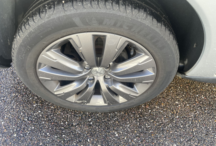 Peugeot 3008 1.6 HDi 115 ch Allure S&S / Toit Pano / Affichage tête haute/ Siège Avd. Rabattable