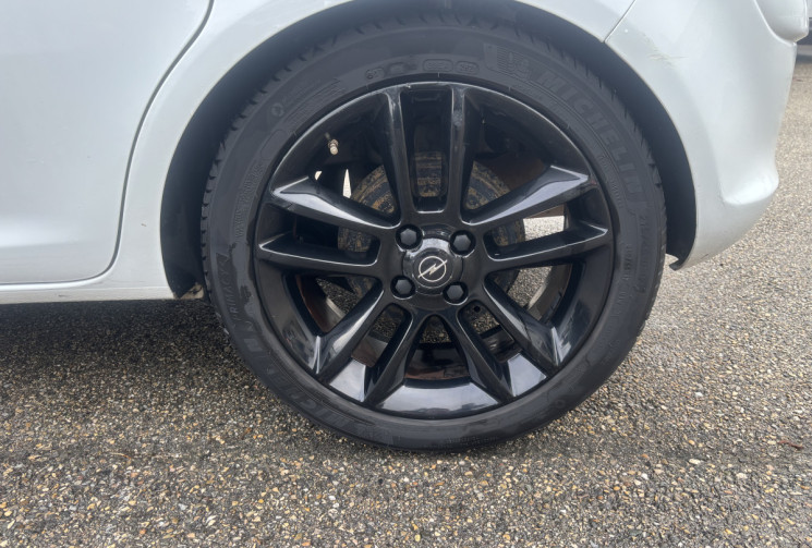 Opel Corsa D / 1.4 / 100 CH / COLOR EDITION