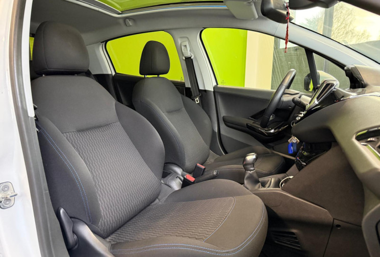 Peugeot 208  1.2 VTI 82 SIGNATURE * COURROIE OK / TOIT PANORAMIQUE / CLIM AUTOMATIQUE / CARPLAY 