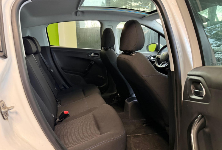 Peugeot 208  1.2 VTI 82 SIGNATURE * TOIT PANORAMIQUE / CLIM AUTOMATIQUE / CARPLAY / SIEGES CHAUFFANT