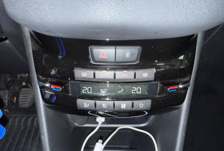 Peugeot 208  1.2 VTI 82 SIGNATURE * TOIT PANORAMIQUE / CLIM AUTOMATIQUE / CARPLAY / SIEGES CHAUFFANT