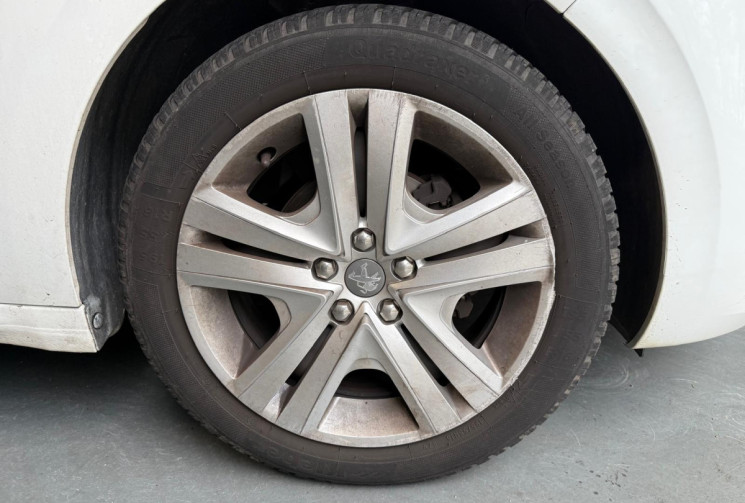 Peugeot 208  1.2 VTI 82 SIGNATURE * COURROIE OK / TOIT PANORAMIQUE / CLIM AUTOMATIQUE / CARPLAY 