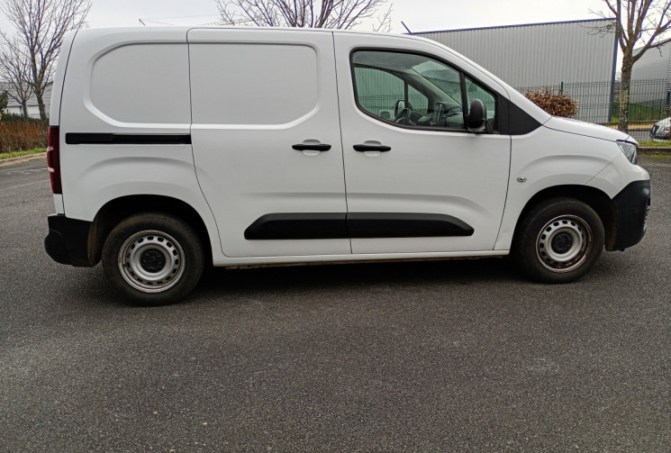 Peugeot Partner Fourgon Standard 650KG BlueHDI 100 / Attelage