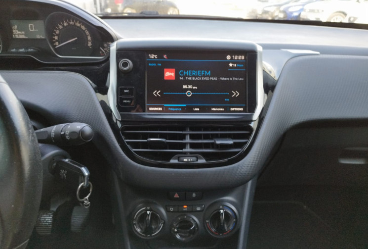 Peugeot 208 1L2 * 82CV * STYLE * DISTRIBUTION OK * CARNET COMPLET 