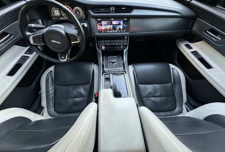 Jaguar XF 3.0 V6 S AWD 381ch / Toit pano / HUD / HiFi Meridian