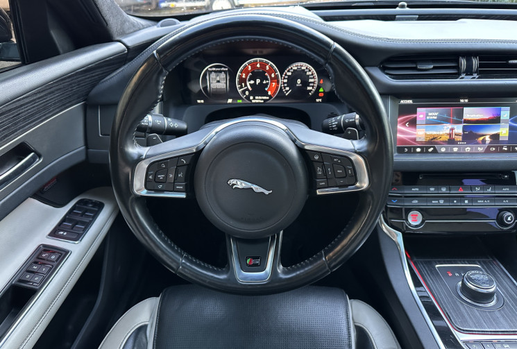 Jaguar XF 3.0 V6 S AWD 381ch / Toit pano / HUD / HiFi Meridian