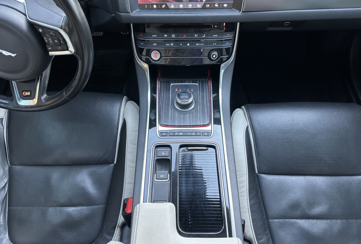 Jaguar XF 3.0 V6 S AWD 381ch / Toit pano / HUD / HiFi Meridian