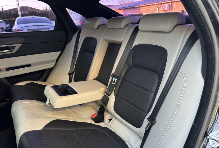 Jaguar XF 3.0 V6 S AWD 381ch / Toit pano / HUD / HiFi Meridian