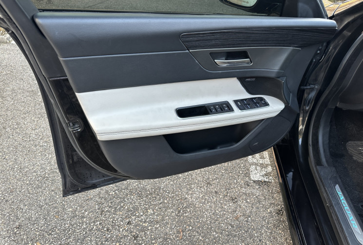 Jaguar XF 3.0 V6 S AWD 381ch / Toit pano / HUD / HiFi Meridian