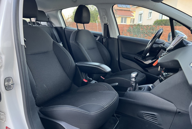 Peugeot 208 1.6 HDI 100 CH ALLURE BVM5