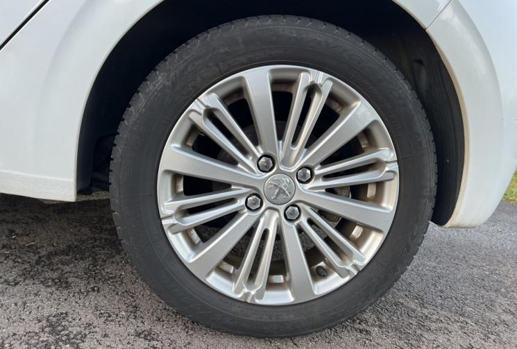 Peugeot 208 1.6 HDI 100 CH ALLURE BVM5